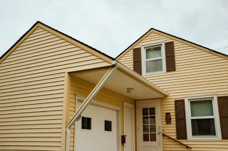 What Every Property Manager Needs to Understand About Siding Installation