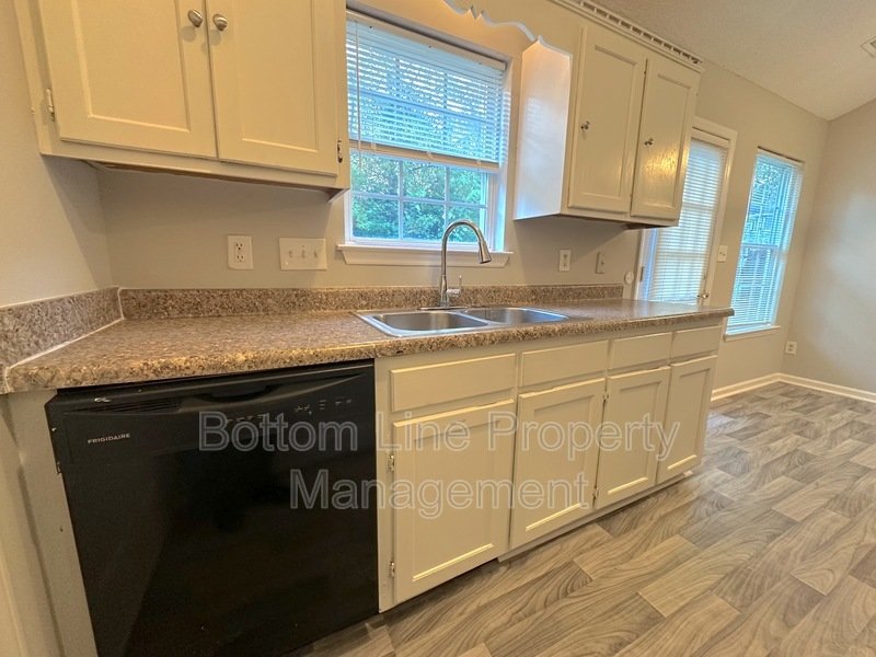 Cozy 3 Bed 2 Bath Home Minutes From University property image