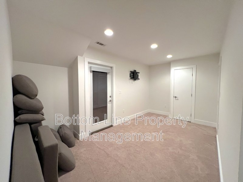 211 Doggett St property image
