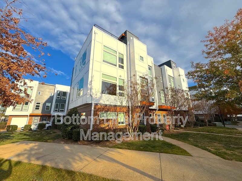 Spacious 3 Bedroom 3.5 Bathroom Luxury Townhome Located Minutes From Dilworth property image