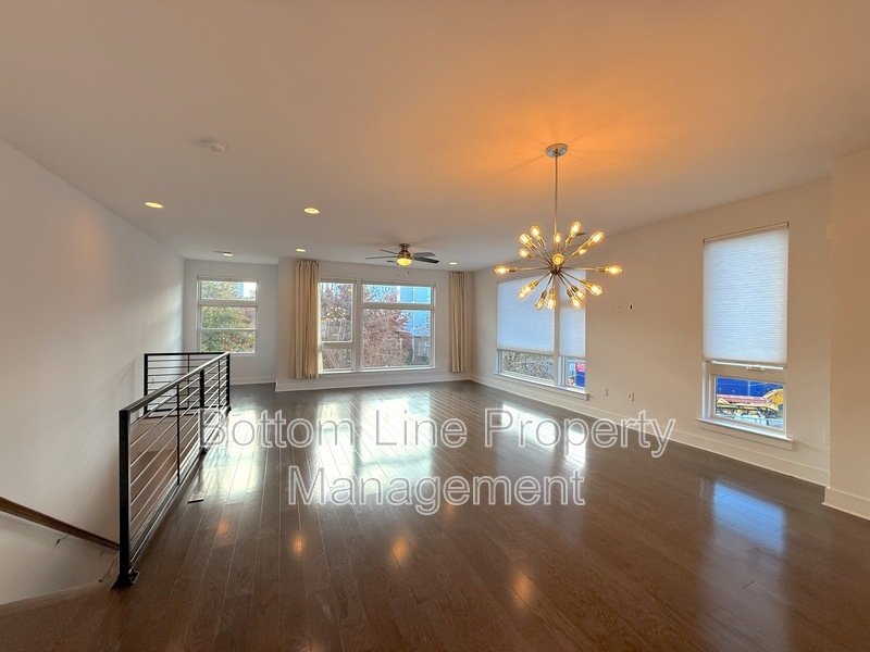 Spacious 3 Bedroom 3.5 Bathroom Luxury Townhome Located Minutes From Dilworth property image