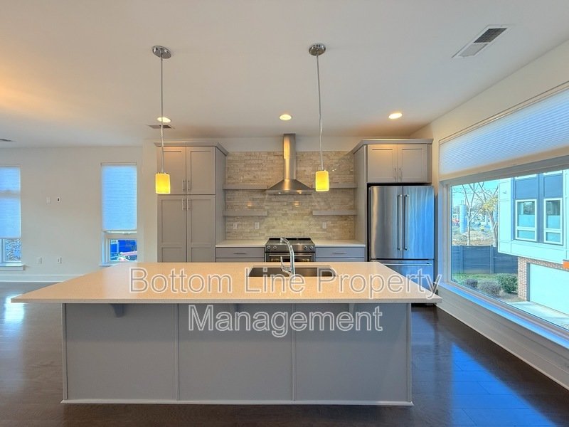 Spacious 3 Bedroom 3.5 Bathroom Luxury Townhome Located Minutes From Dilworth property image