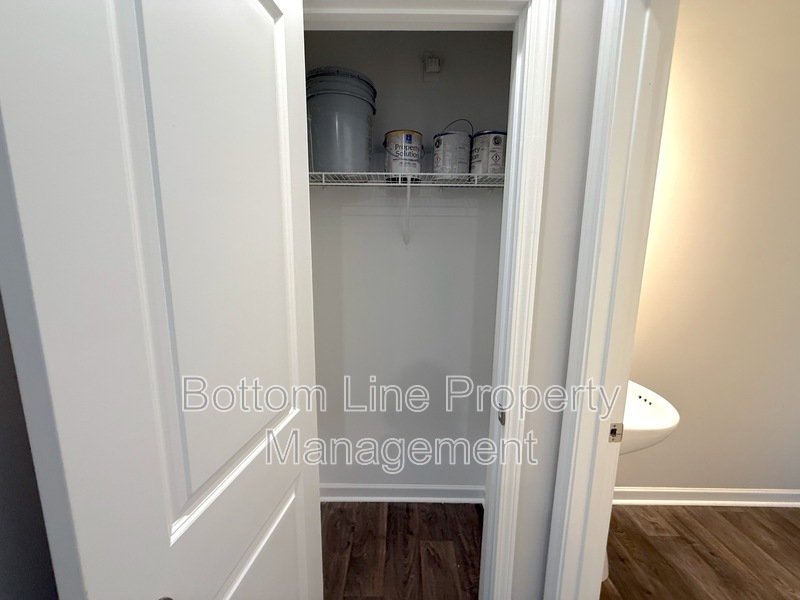 Charming Corner Unit with Garage: 3 Bedroom 2.5 Bathroom Townhouse For Rent property image