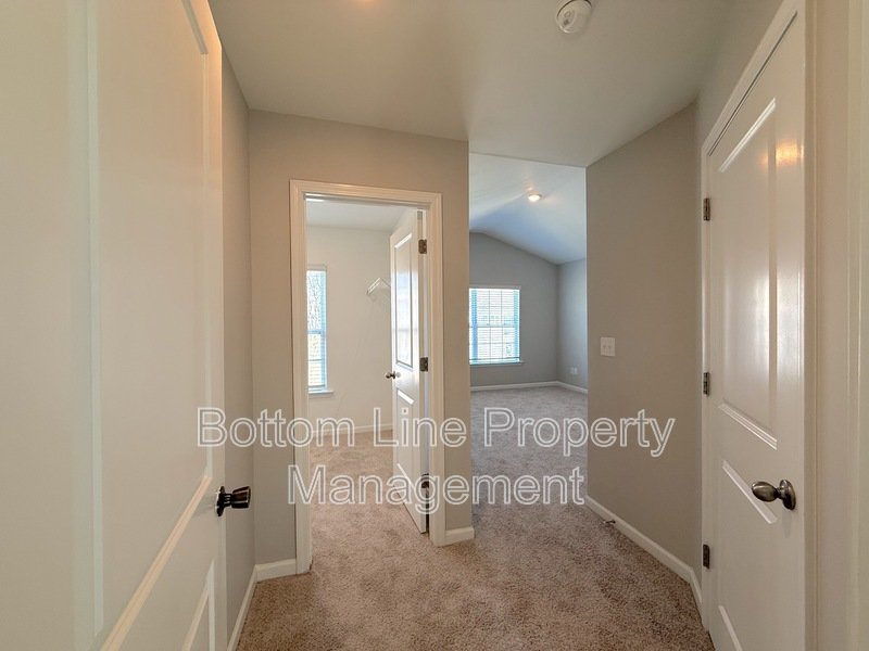 Charming Corner Unit with Garage: 3 Bedroom 2.5 Bathroom Townhouse For Rent property image