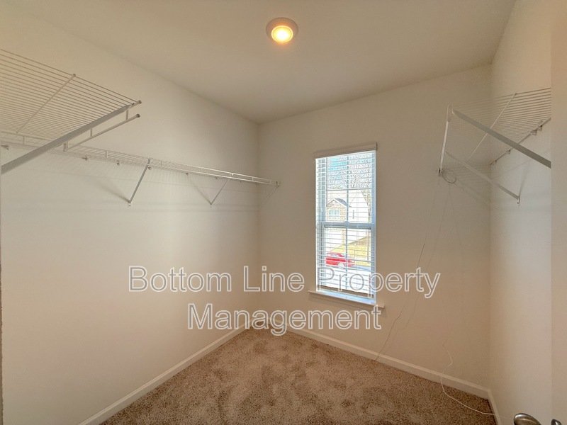 Charming Corner Unit with Garage: 3 Bedroom 2.5 Bathroom Townhouse For Rent property image