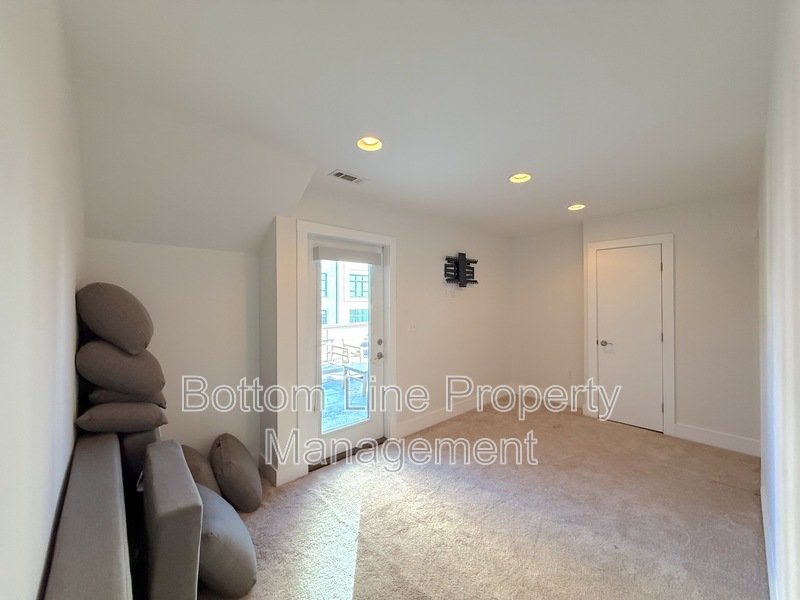 211 Doggett St property image