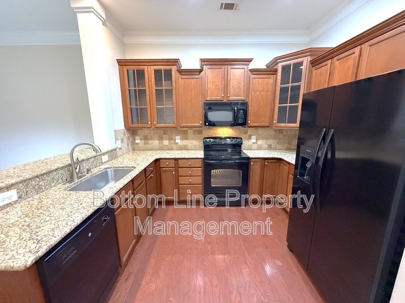 Luxurious Brick Townhome in a GREAT location property image