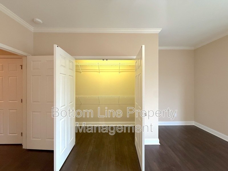 Luxurious Brick Townhome in a GREAT location property image