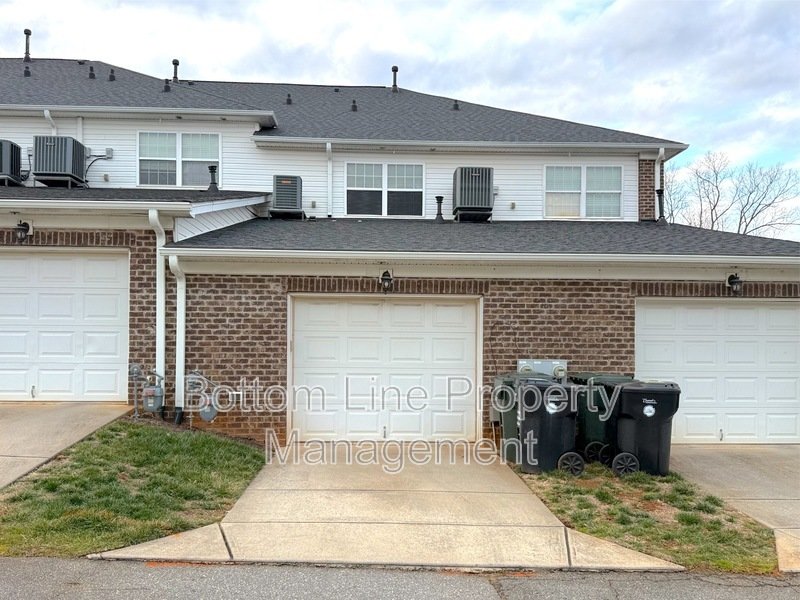 Luxurious Brick Townhome in a GREAT location property image