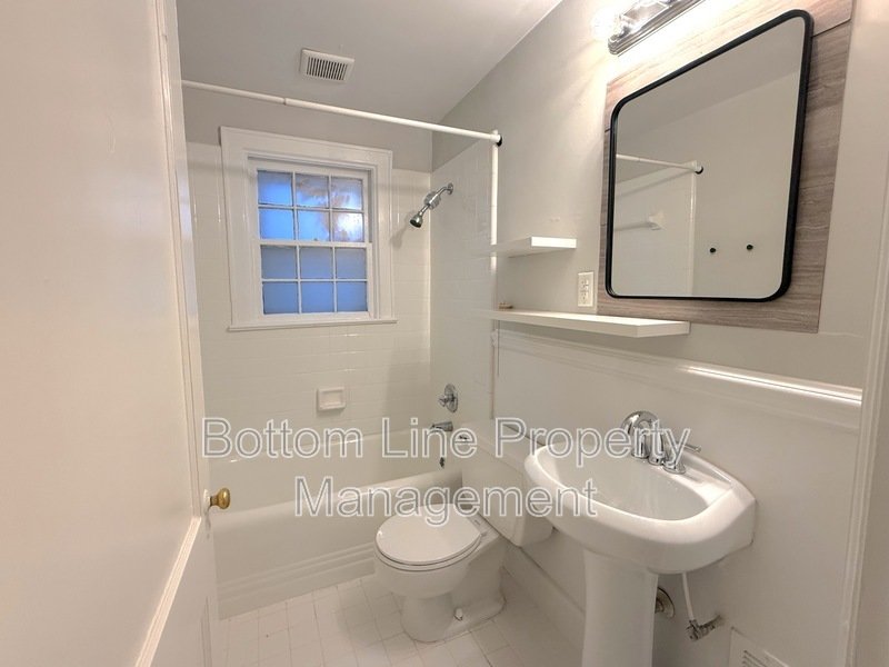 Charming and Updated Two-Bedroom Home in Vibrant Chantilly Neighborhood - February Rent Free! property image