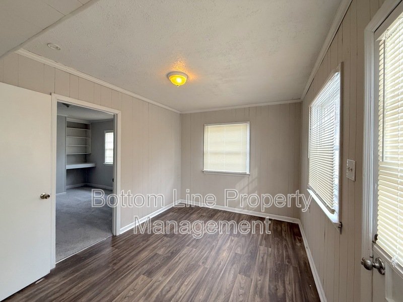 Spacious Split-Level Single-Family property image