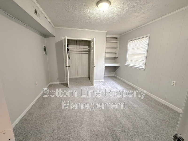 Spacious Split-Level Single-Family property image