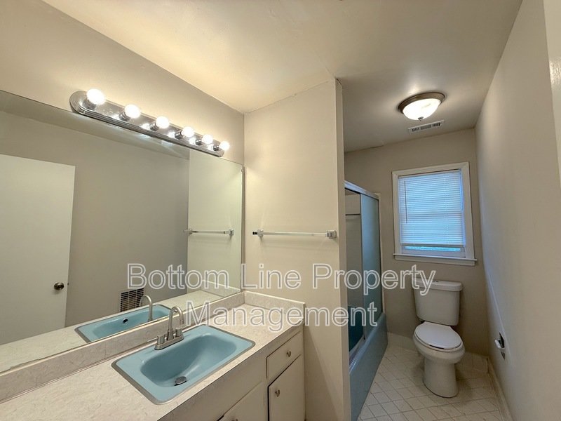 Spacious Split-Level Single-Family property image