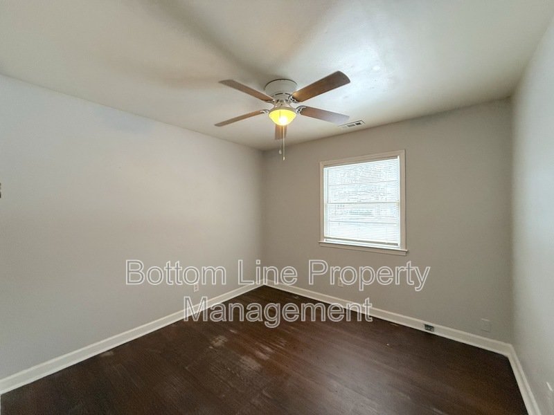 Spacious Split-Level Single-Family property image