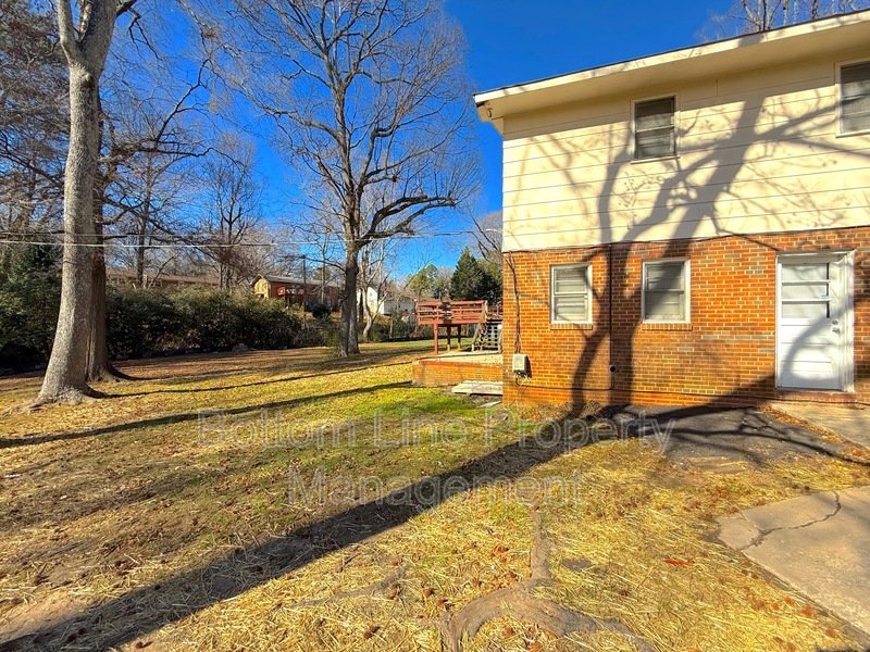 Spacious Split-Level Single-Family property image