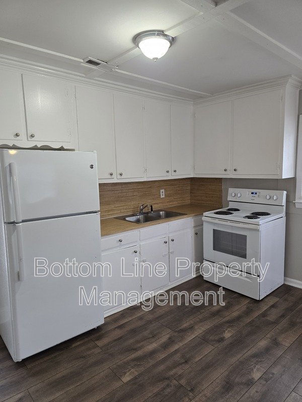 Cozy 2 bedroom 1 bathroom available now property image