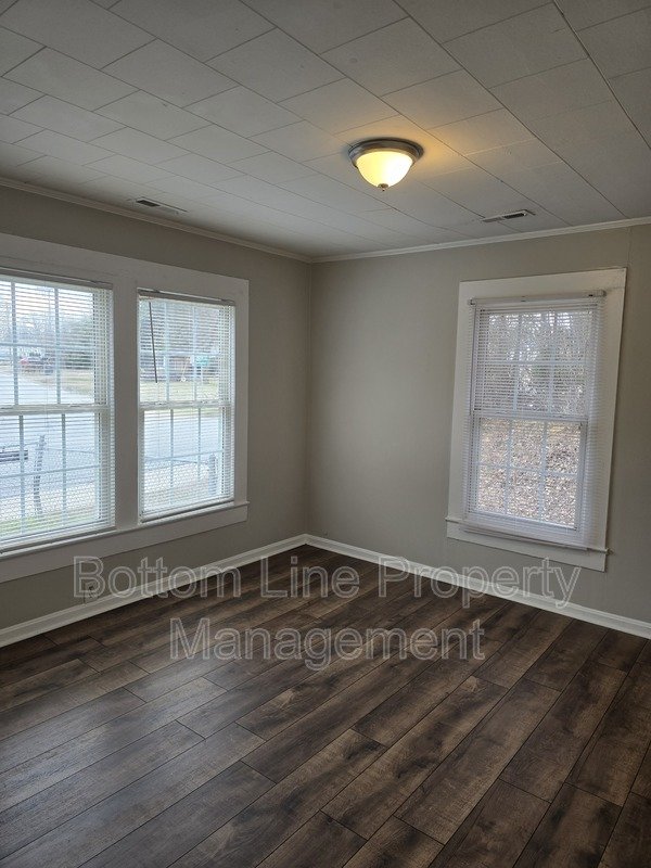 Cozy 2 bedroom 1 bathroom available now property image