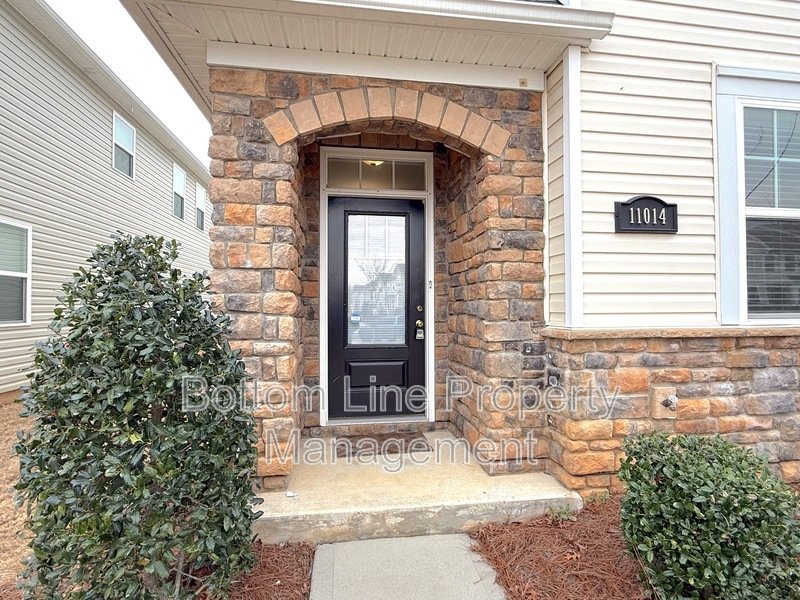 Bright 3BR Home with Garage & Open Floor Plan in Charlotte property image