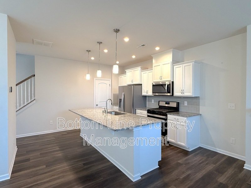 Bright 3BR Home with Garage & Open Floor Plan in Charlotte property image