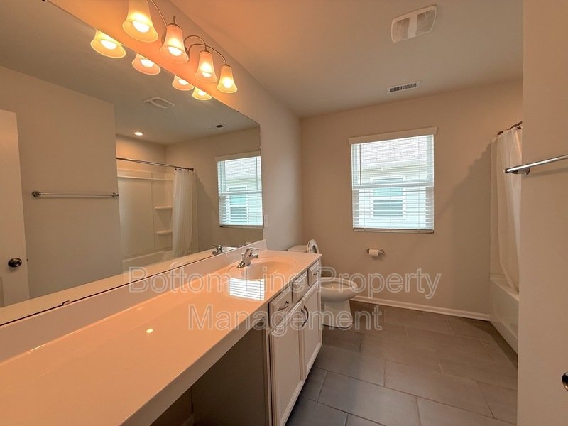 Bright 3BR Home with Garage & Open Floor Plan in Charlotte property image