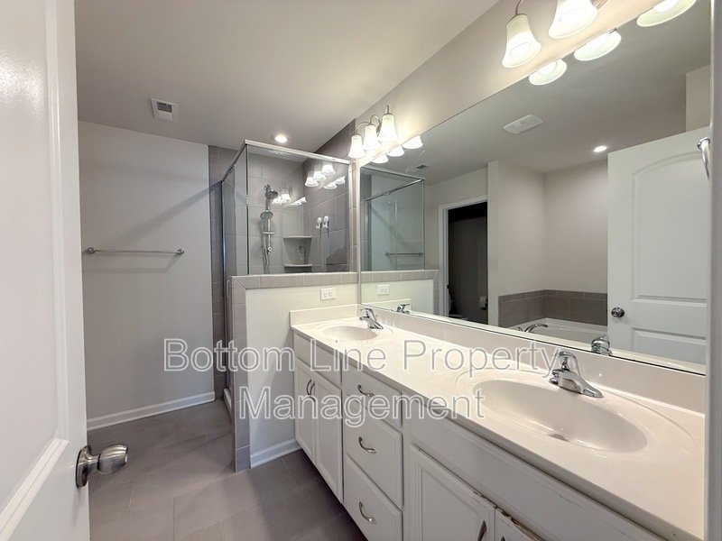 Bright 3BR Home with Garage & Open Floor Plan in Charlotte property image