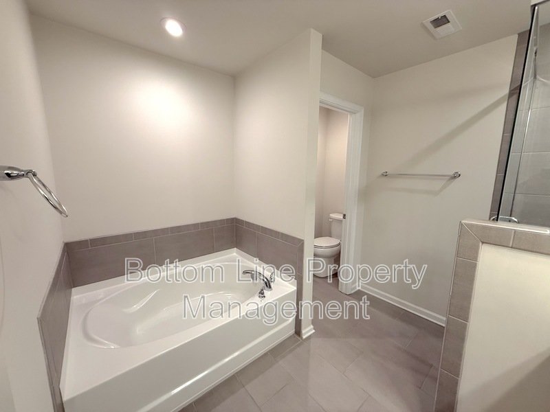 Bright 3BR Home with Garage & Open Floor Plan in Charlotte property image