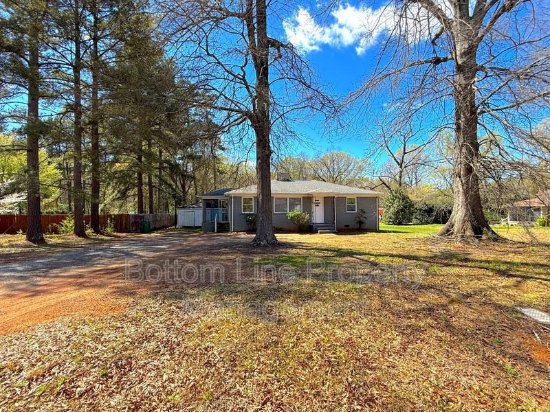 Cozy 3-bedroom, 1-bathroom home just minutes away from CLT Airport. property image