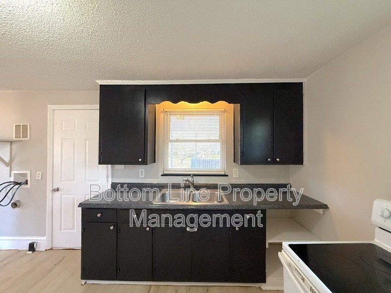 Cozy 3-bedroom, 1-bathroom home just minutes away from CLT Airport. property image