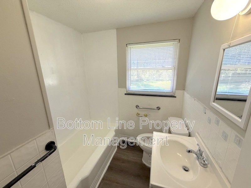 Cozy 3-bedroom, 1-bathroom home just minutes away from CLT Airport. property image