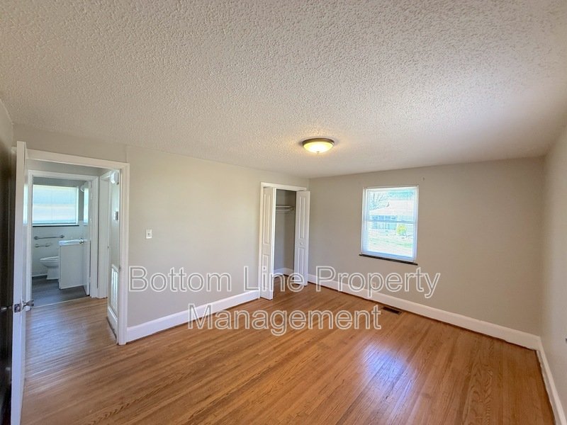 Cozy 3-bedroom, 1-bathroom home just minutes away from CLT Airport. property image