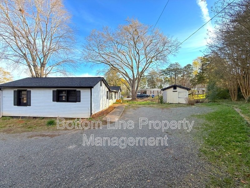 🏡 Updated Country Home on Spacious Corner Lot in Clover, SC 🌳 property image