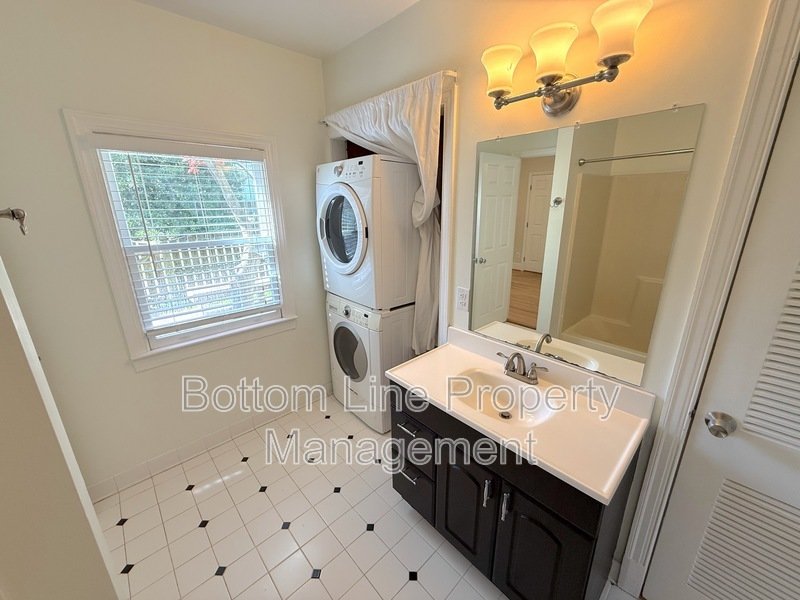 Live comfortably in Plaza Midwood! property image