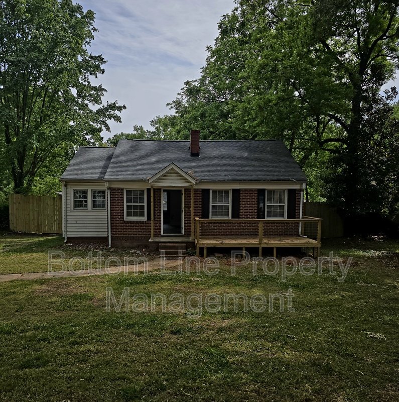 Modern Renovated Gem with Dual Decks in Charlotte property image