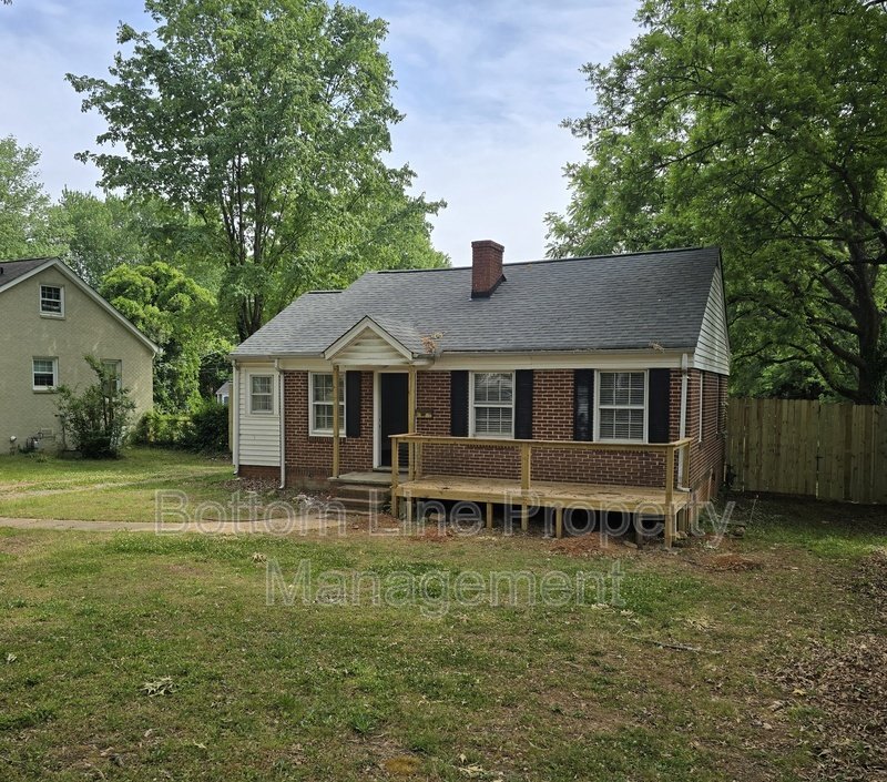Modern Renovated Gem with Dual Decks in Charlotte property image