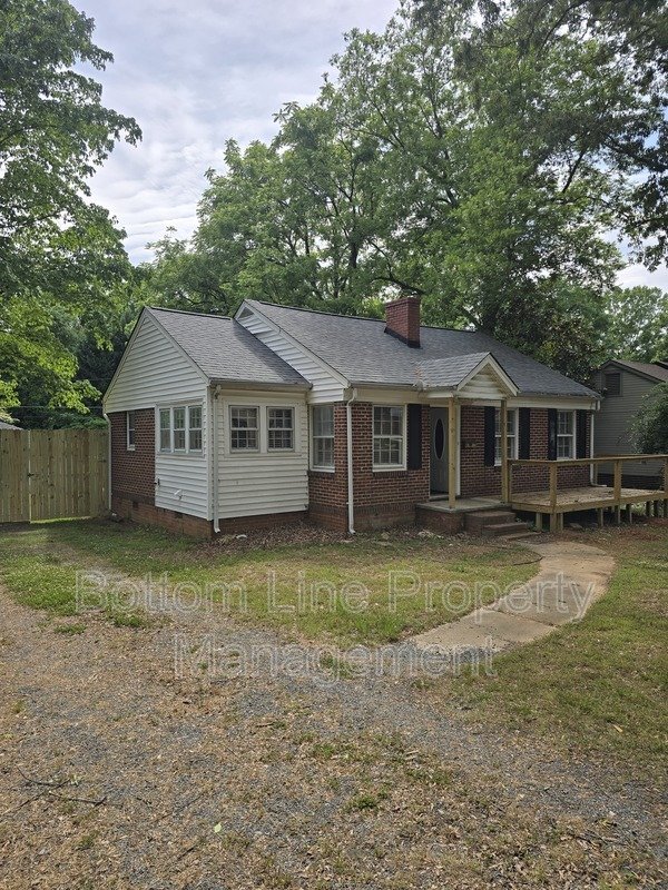 Modern Renovated Gem with Dual Decks in Charlotte property image