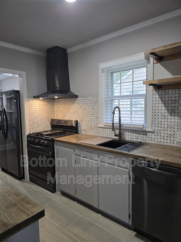 Modern Renovated Gem with Dual Decks in Charlotte property image