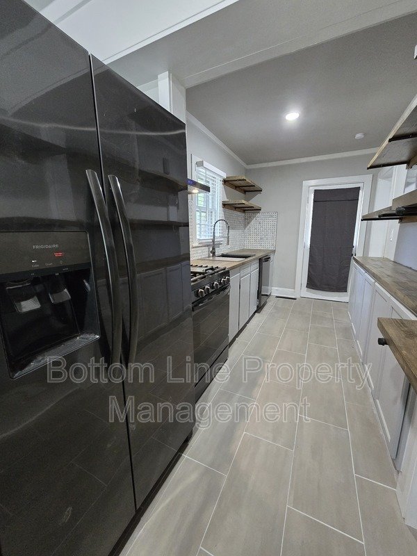 Modern Renovated Gem with Dual Decks in Charlotte property image