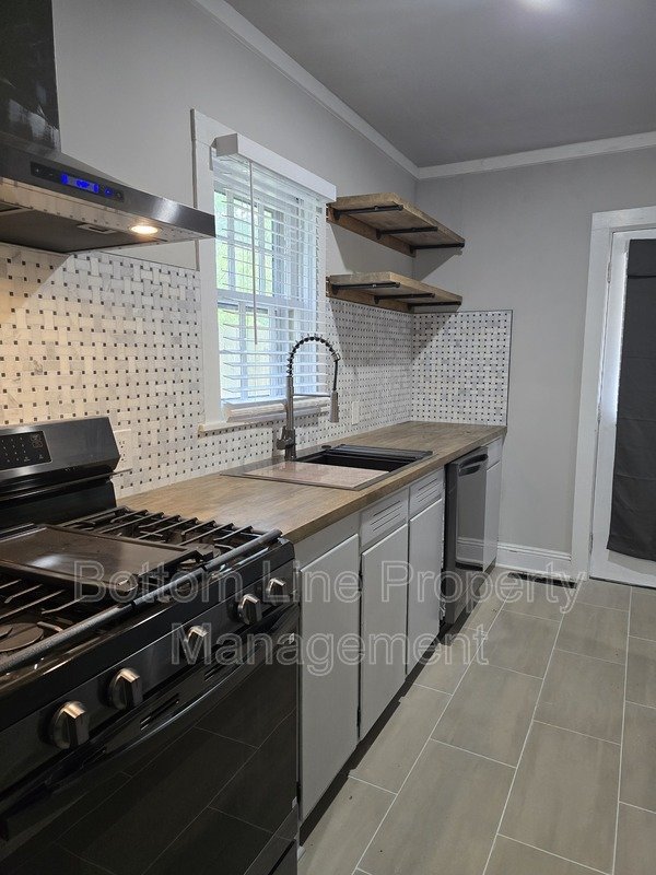 Modern Renovated Gem with Dual Decks in Charlotte property image