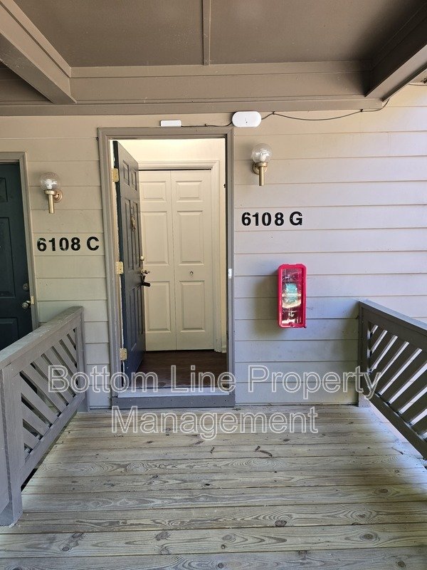 Spacious 2BR Condo with Bonus Room Near Greenway – Modern Finishes & Prime Location property image