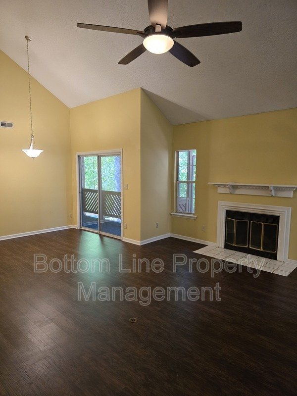 Spacious 2BR Condo with Bonus Room Near Greenway – Modern Finishes & Prime Location property image