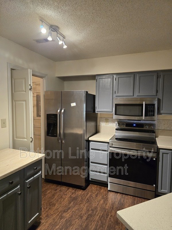 Spacious 2BR Condo with Bonus Room Near Greenway – Modern Finishes & Prime Location property image