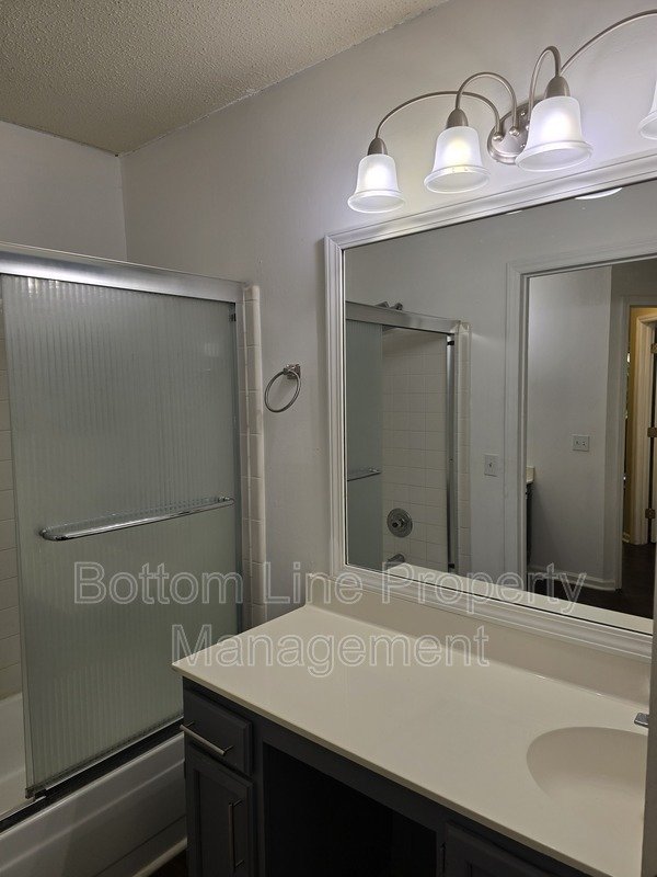 Spacious 2BR Condo with Bonus Room Near Greenway – Modern Finishes & Prime Location property image