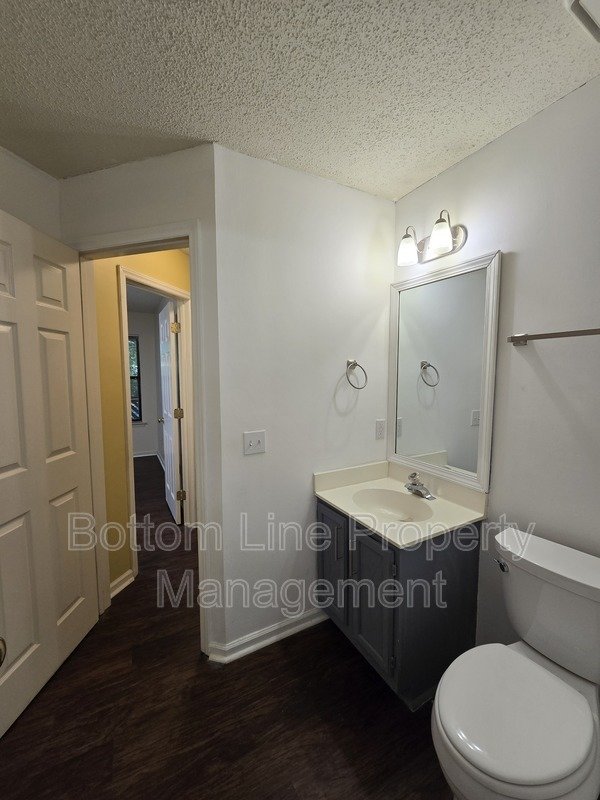 Spacious 2BR Condo with Bonus Room Near Greenway – Modern Finishes & Prime Location property image
