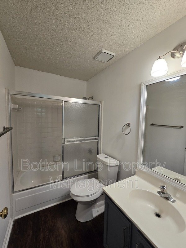 Spacious 2BR Condo with Bonus Room Near Greenway – Modern Finishes & Prime Location property image
