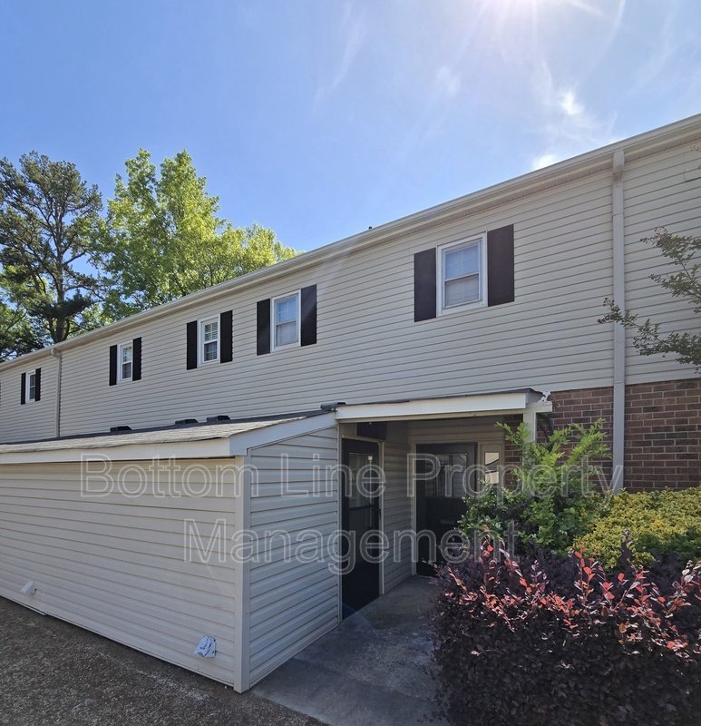 Renovated 2BR Townhome in Quail Hollow – Screened Patio + water and cable Included property image