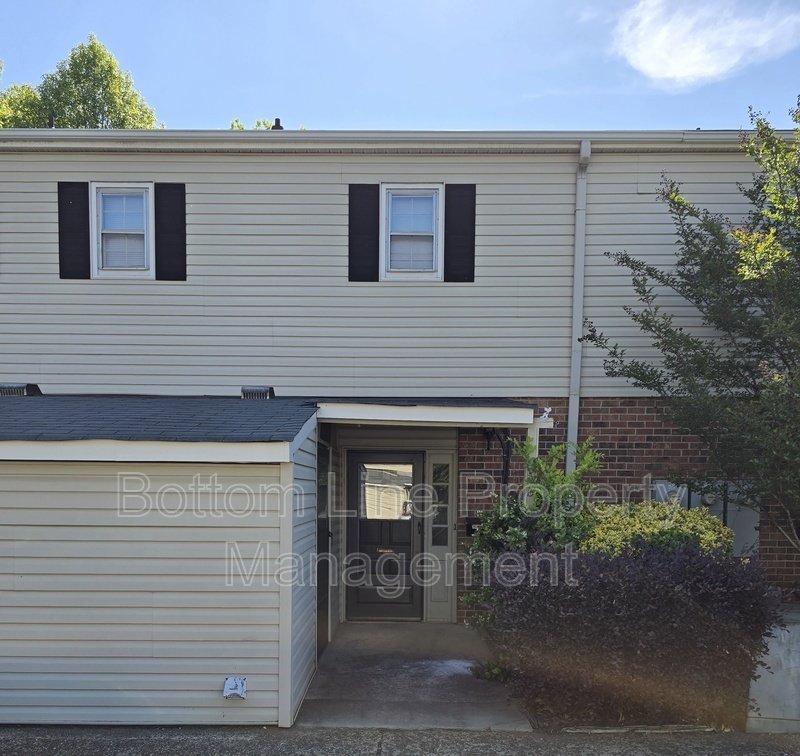 Renovated 2BR Townhome in Quail Hollow – Screened Patio + water and cable Included property image