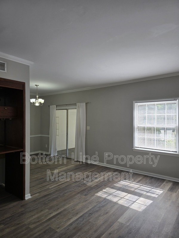 Renovated 2BR Townhome in Quail Hollow – Screened Patio + water and cable Included property image