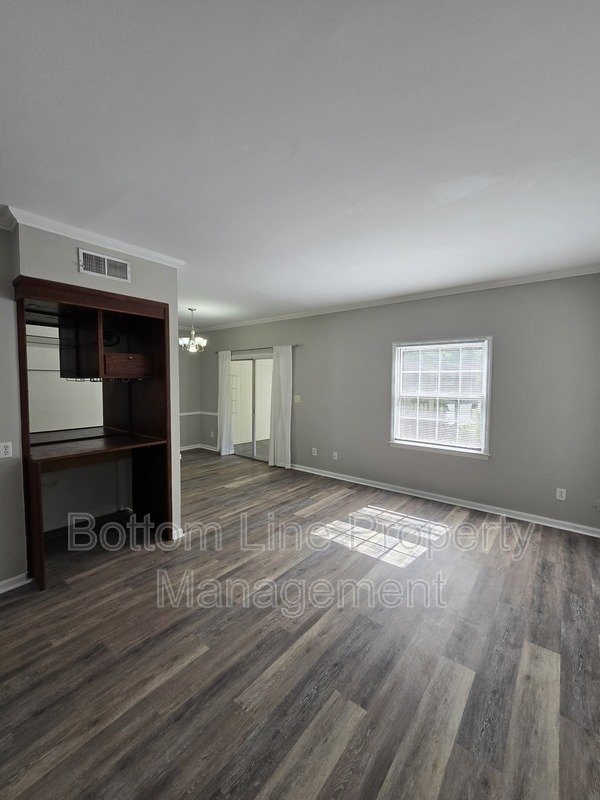 Renovated 2BR Townhome in Quail Hollow – Screened Patio + water and cable Included property image