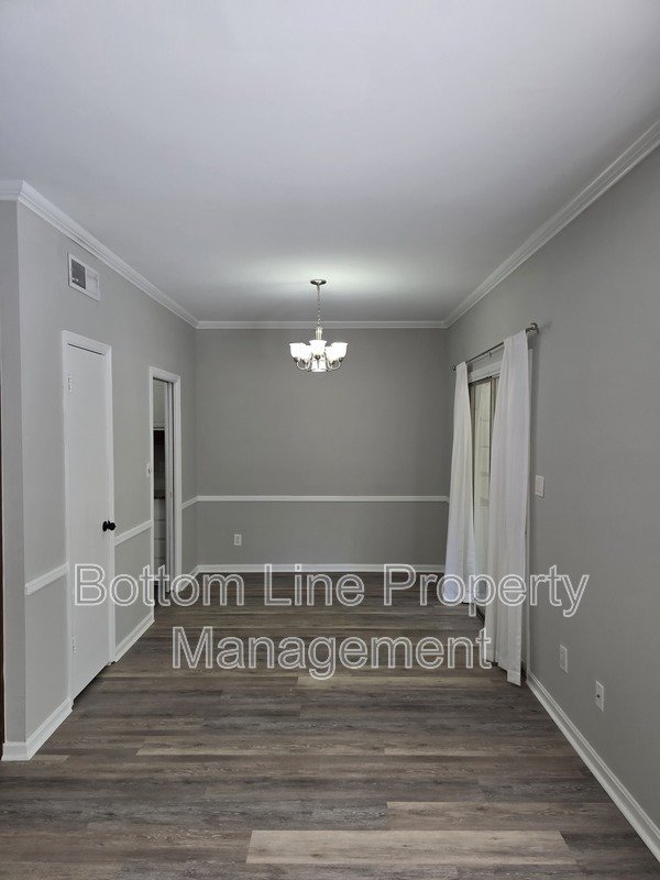 Renovated 2BR Townhome in Quail Hollow – Screened Patio + water and cable Included property image