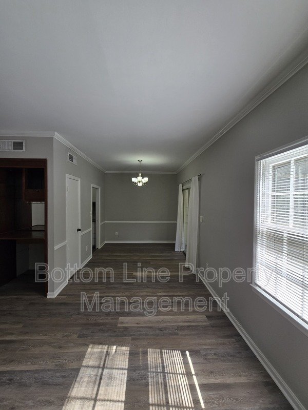 Renovated 2BR Townhome in Quail Hollow – Screened Patio + water and cable Included property image